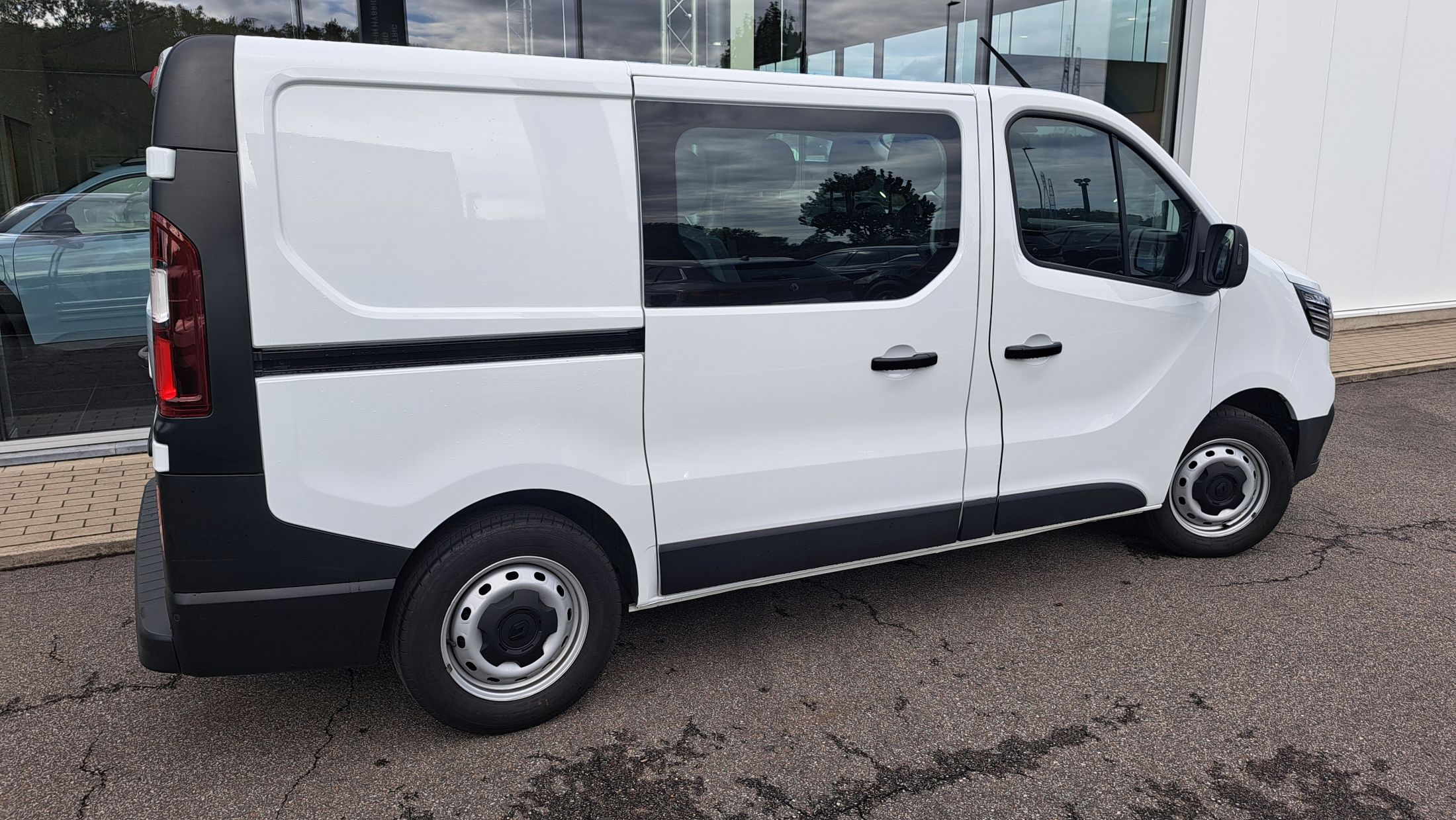 Renault Trafic Dubbele cab. 130 Pk, airco, GPS, camera, schuifdeur L+R