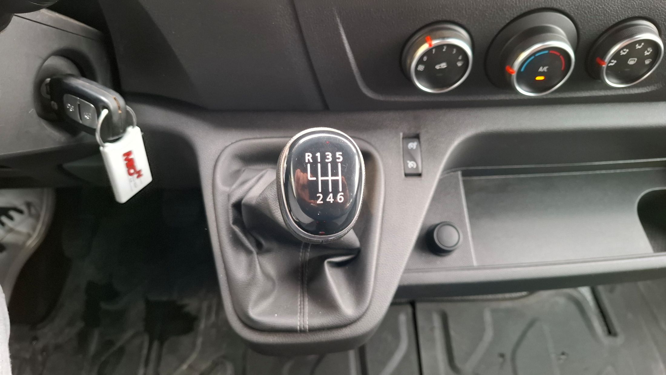 Renault Master dubbele cabine, open laadbak, trekhaak, GPS, 20450 ex. BTW