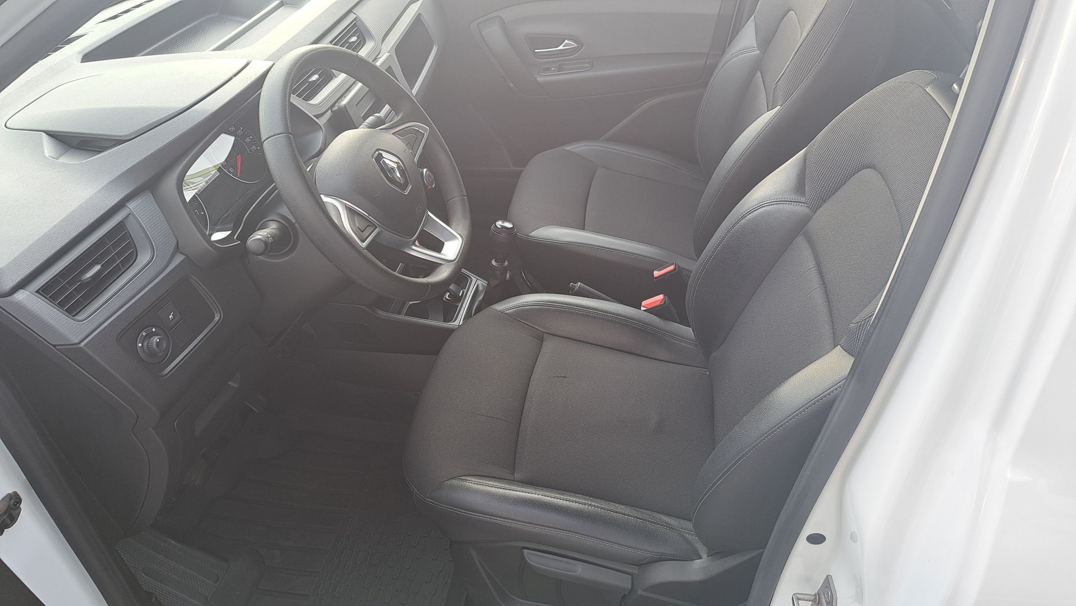 Renault Express 1332cc 102Pk, airco, sensoren A, trekhaak