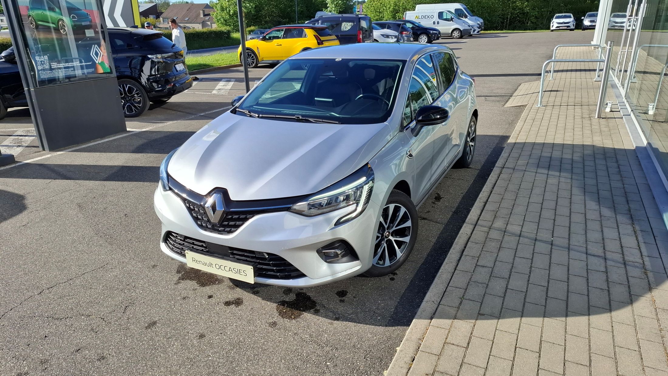 Renault Clio AUTOMAAT, 1332cc-130Pk, GPS, camera, airco, dodehoekwaarschuwing