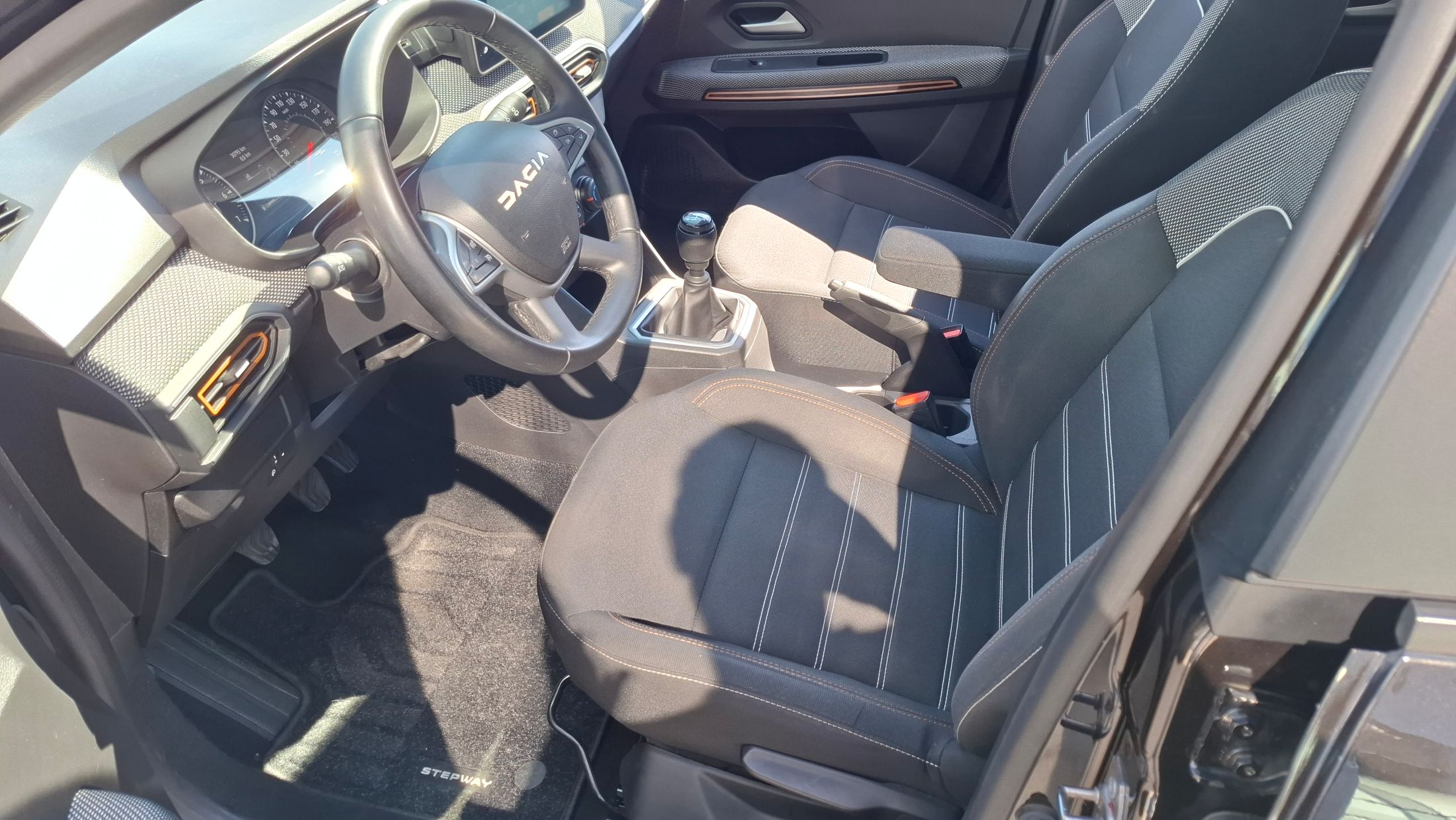 Dacia Stepway TCe 90, airco, GPS, sensor V+A, dodehoekwaarschuwing