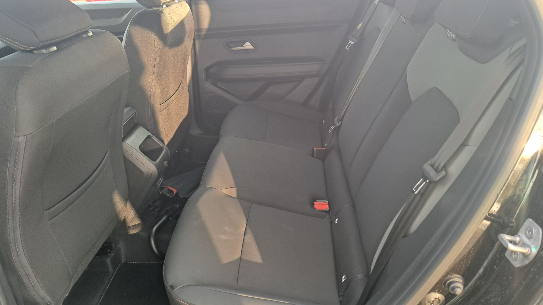 Dacia Duster Extreme Hybrid 140 Pk, 360 cam, GPS, dodehoekwaarschuwing.