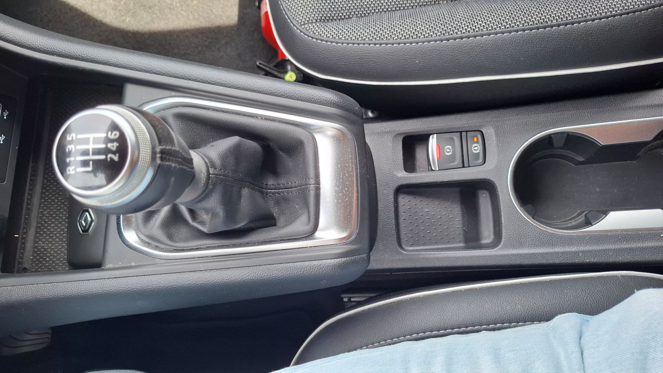 Renault Captur TCe 90, airco, GPS, sensor V+A, 360° camera, trekhaak