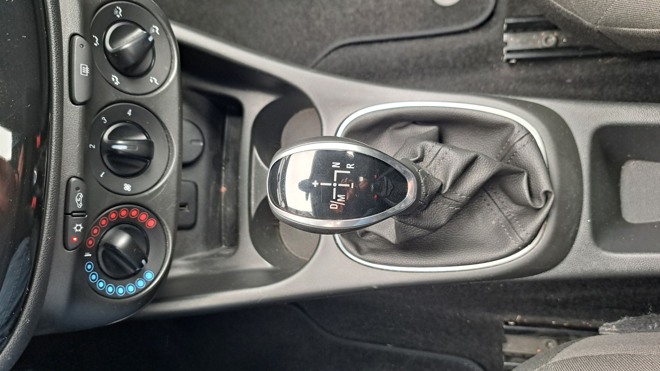Opel Corsa 14i 90Pk AUTOMAAT, airco, trekhaak, 5 deurs