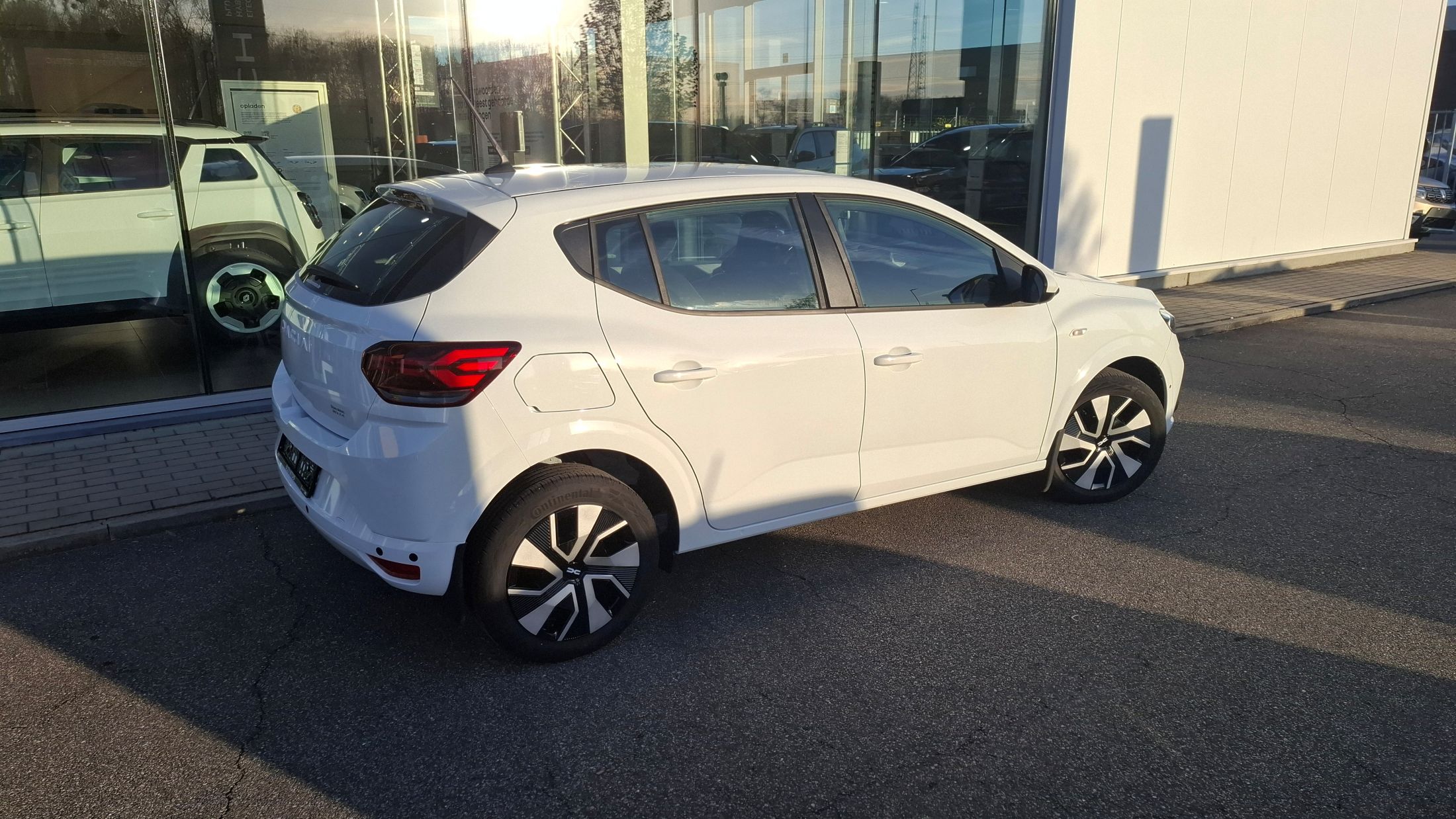 Dacia Sandero TCe 90, airco, GPS, sensoren V+A, camera, dodehoekwaarschuwing