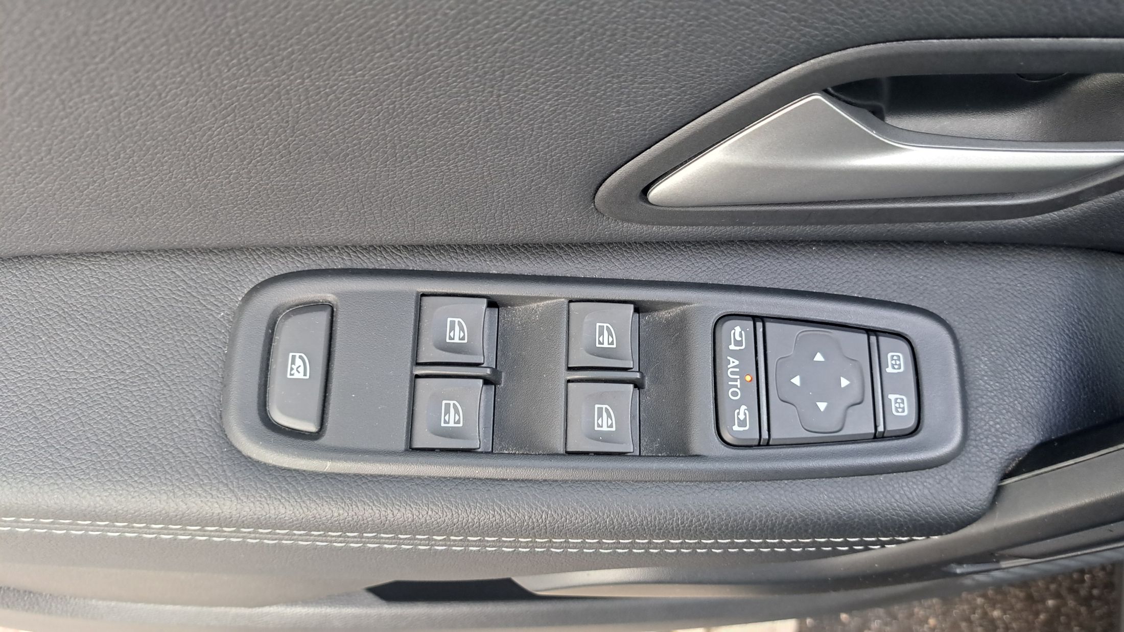 Dacia Duster TCe 90, airco, GPS, sensoren A, camera, trekhaak, 8648 km