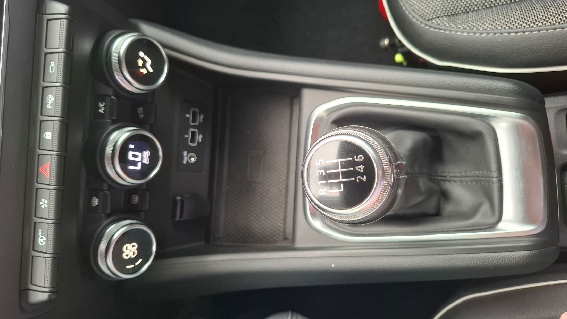 Renault Captur TCe 91 Pk, GPS, 360° camera, trekhaak, airco, sensoren V+A