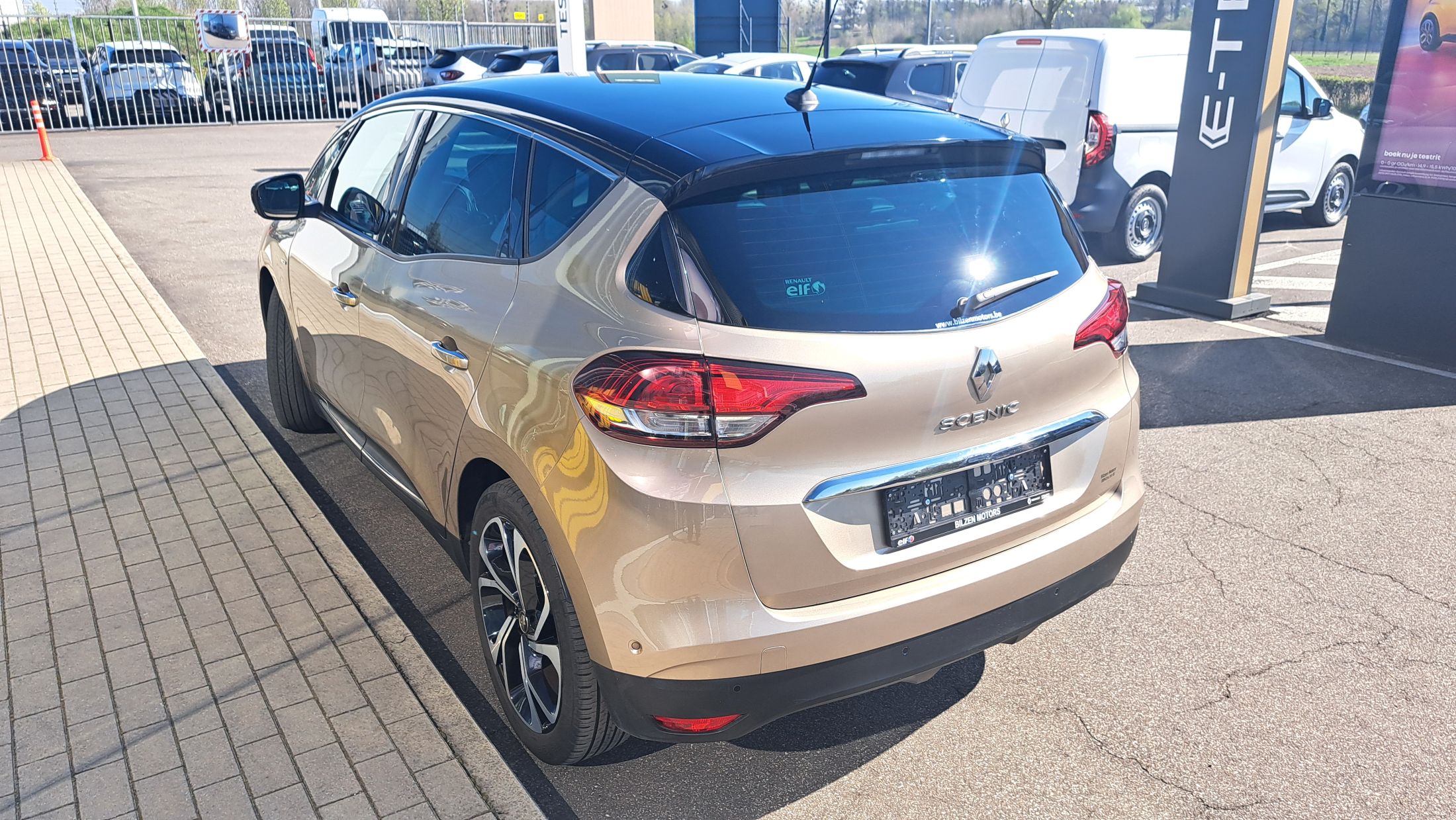 Renault Scenic Bose 1332 cc 140 Pk, wegklapbare trekhaak, dodehoekwaarschuwing, camera