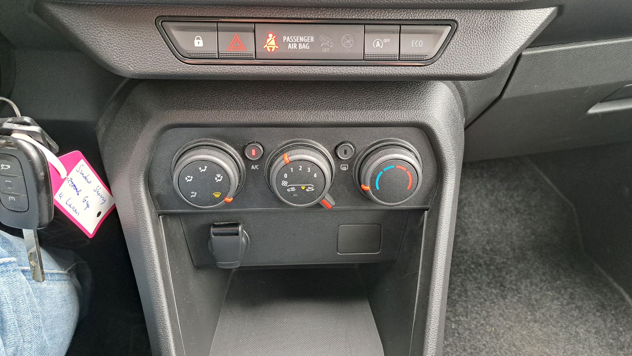 Dacia Stepway TCe 90 AUTOMAAT, airco, dodehoekwaarschuwing, afneenbare trekhaak.